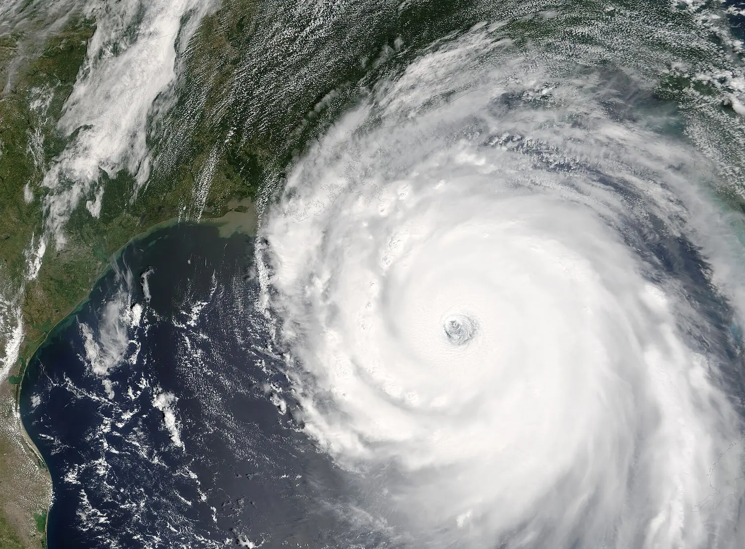 Vue satellite de l’ouragan Katrina couvrant le golfe du Mexique, son œil bien dessiné.